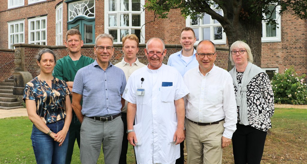 Fra venstre:Professor Abigail Mackey-Sennels, professor Kristoffer Weisskirchner Barfod, professor Søren Overgaard, overlæge Arvind Gabriel Von Keudell, professor Jes Bruun Lauritzen, cheflæge Henrik Palm, professor Michael Kjær og professorsekretær Signe Olsen. Forskningsudvalget består yderligere af professor Michael Rindom Krogsgaard, projektsygeplejerske Charlotte Densing Petersen, sygeplejerske med klinisk special- og forskningsfunktion Ditte Stensgaard Andreasen og chefsygeplejerske Jane Refer.