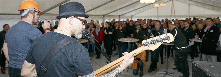 Parkeringshuset blev indviet med garagerock på taget